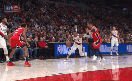 利拉德加速突破空中风车拉杆上篮