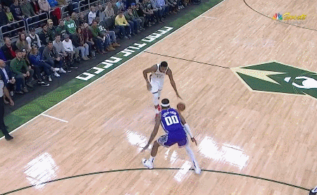 字母哥贴身强碾篮下演霸气劈扣