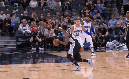 德罗赞持球强杀篮下单臂怒扣