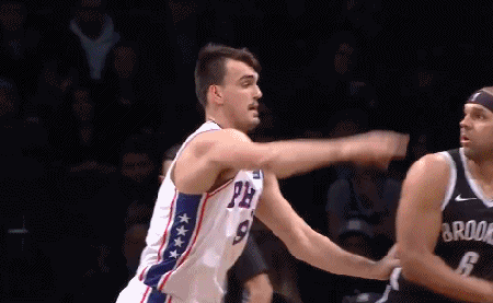 西蒙斯抢断一条龙上演反击扣篮