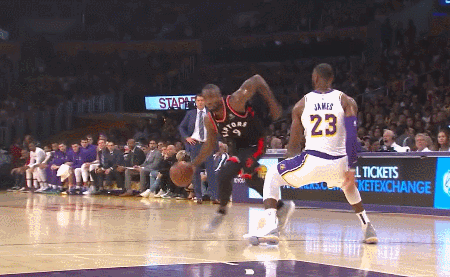 伊巴卡突破詹姆斯双手挂筐暴扣