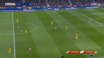 多特后场防守失误，马竞获得进攻机会
