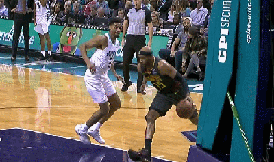 又见UFO起飞！老卡特转身过人单手暴扣