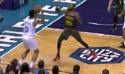 布里奇斯单手战斧劈扣折服替补席