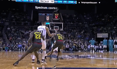 帕克篮下连晃两人轻松上篮得分