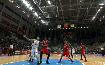 韩德君篮底1v2强硬打2+1