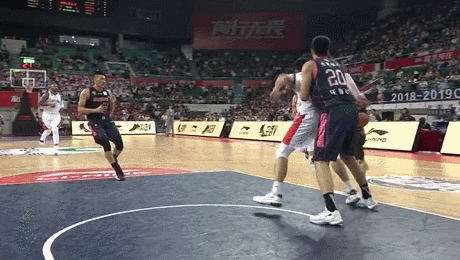 赵睿加速冲筐飞身上篮打2+1