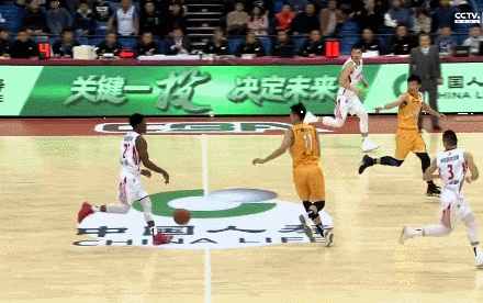 翟逸空切接长传腾空怒扣
