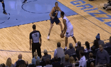 小加索尔接球秀高难度金鸡独立中投