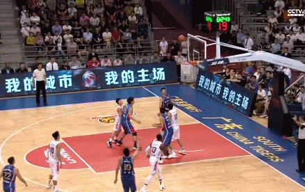 阿联接后场长传腾空双手暴扣