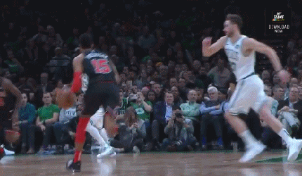 欧文抢断对手拿球快下,漂移小拉杆上篮得手