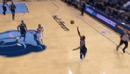 塞尔登禁区滑翔换手劈扣