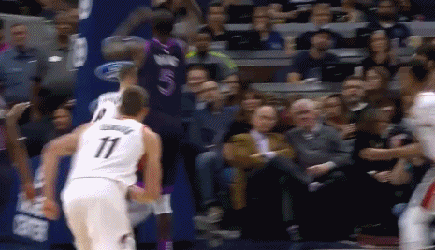 放下保温杯!威金斯抢断扣篮一条龙