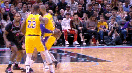 詹姆斯借掩护内切滑翔对抗抛投2+ 1