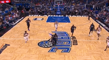 班巴秀起欧洲步顶进篮下强行打进