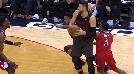 努尔基奇穿裆击地助麦科勒姆完成上篮