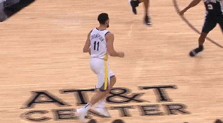 克莱翻身回传给琼斯单手劈扣