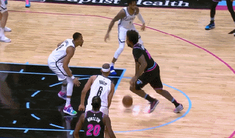 詹姆斯-约翰逊直捣黄龙秀慢节奏欧洲步上篮