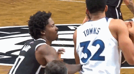 唐斯灵活背转身后轻松抛投得手