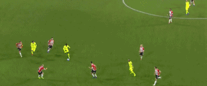 梅西连续摆脱之后射门得分