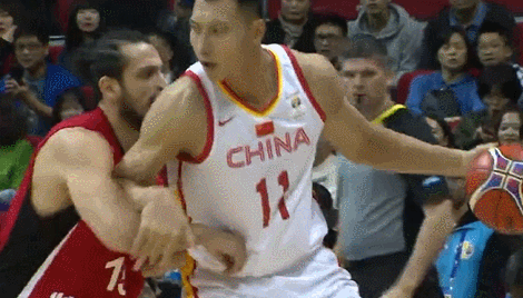 易建联背转身过人溜底线双手隔扣对方高塔