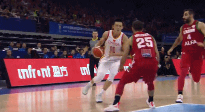 广东双雄配合!周鹏助攻易建联篮下