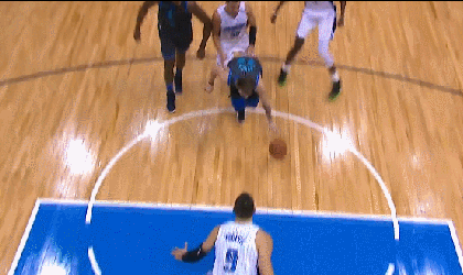 东契奇击地穿裆传球助攻布朗森抛射2分