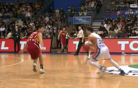 弗雷戴特连续变向突分助王潼暴扣