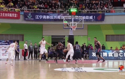 易建联快下接威姆斯喂饼单手飞扣