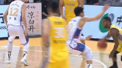 杰克逊穿针引线,张铭浩篮下双手暴扣