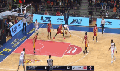 易建联试探步突破兰佩打成2+1