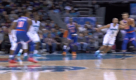 帕克抢断反击回传蒙克双手暴扣