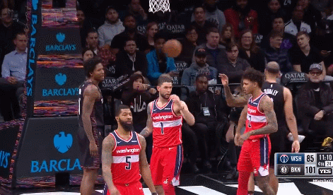 乌布雷上篮不中,小里弗斯闪电跟进双手补扣