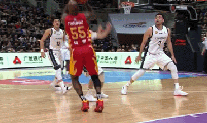 青岛队外援琼斯半场压哨三分灯亮球进