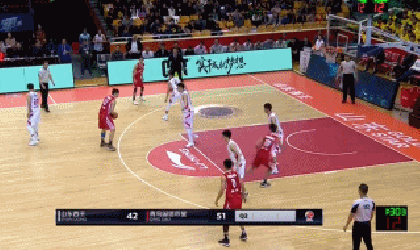 王庆明攻框不中,高尚跟进补篮得手