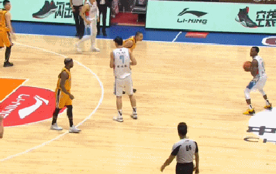 亚当斯助攻周仪翔三分命中