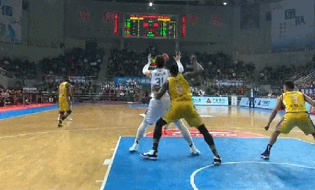 王哲林的一记扣篮被裁判认为走步在先