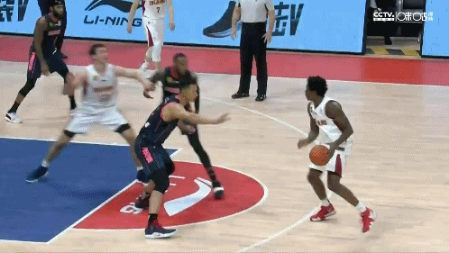 易建联受伤一幕