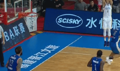 王哲林怒抢篮板送霸气飞扣