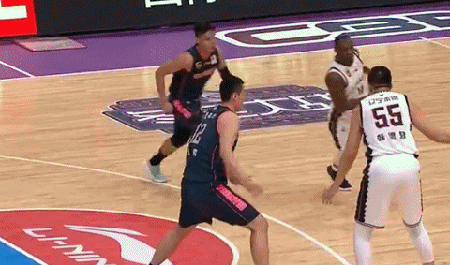 韩德君硬突内线单臂劈扣