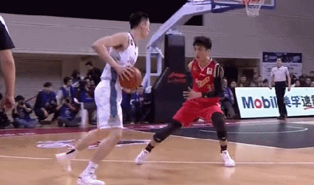 候逸凡甩飞对手双手重扣