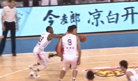 郭晓鹏惨遭易建联顶板大帽