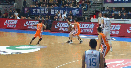 芒福德手肘打到了孟令源