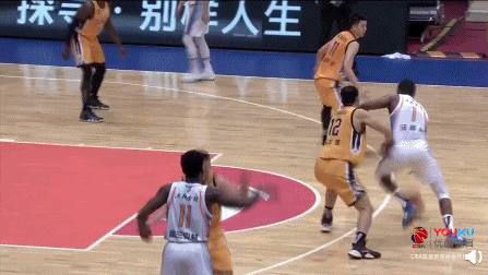 汤普森霸气滑翔劈扣