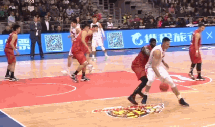 易建联底线强突双手隔扣