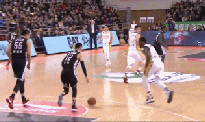 罗宾逊反抢杨鸣迎着韩德君上篮打成2+1