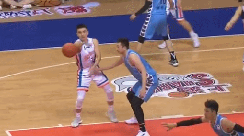 颜鹏花式运球戏耍翟晓川!华丽跳投空心入网