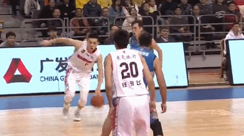 周鹏默契助攻国内第1人!阿联接球旱地拔葱劈扣