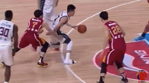 郭艾伦超强假动作戏谑防守!翻身急停跳投打板命中