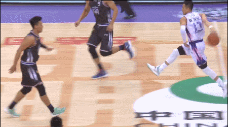 郭艾伦花式妙传助攻方硕得分